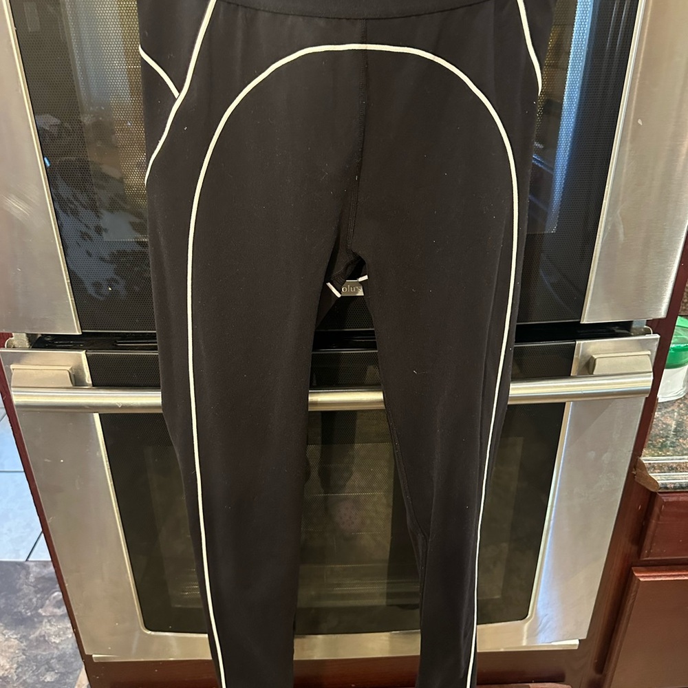 ALO Yoga Black leggings with White Piping Detail